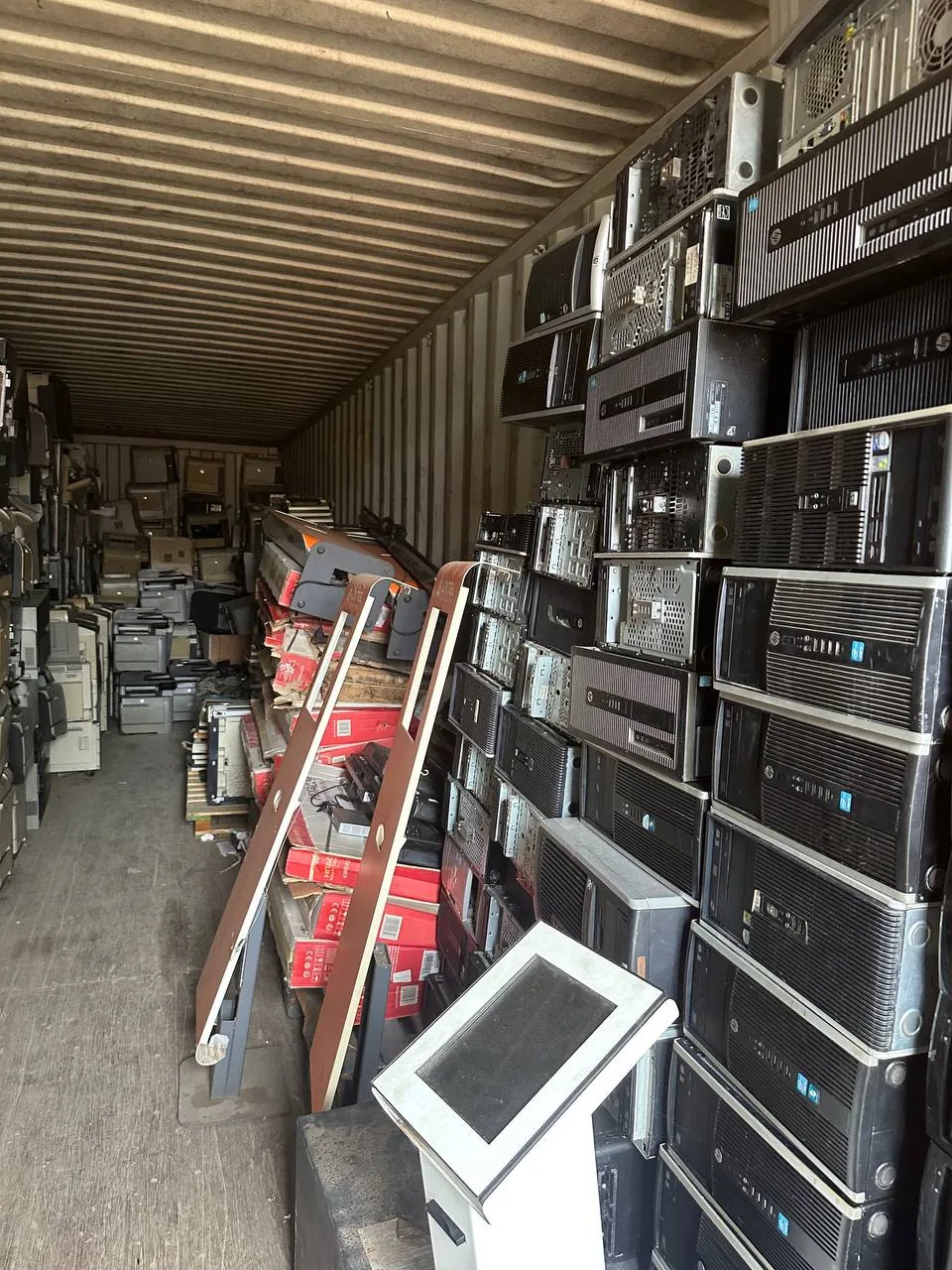 Equipamentos informáticos preparados para movimentação
