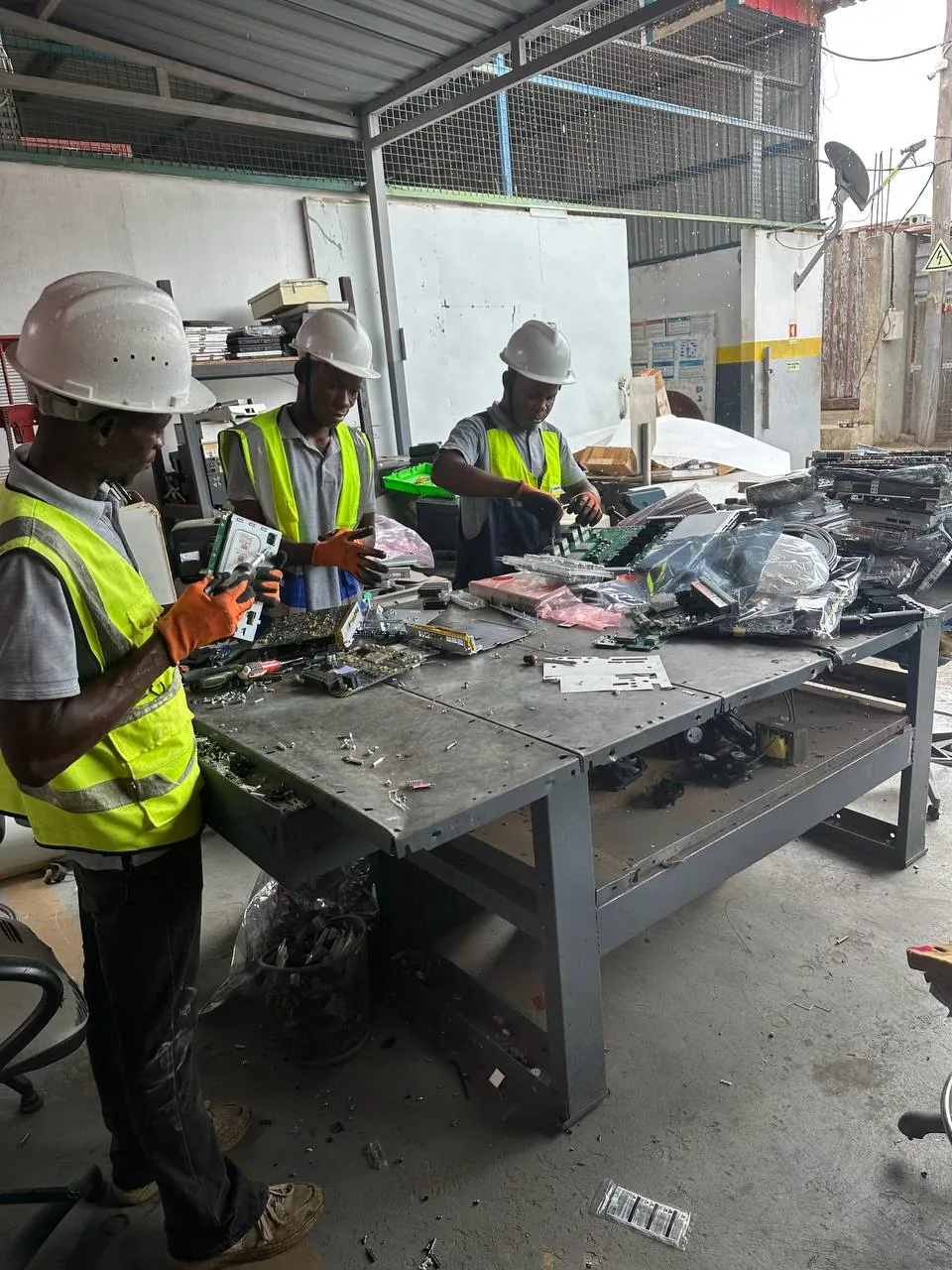 Operação de desmontagem de equipamentos electrónicos