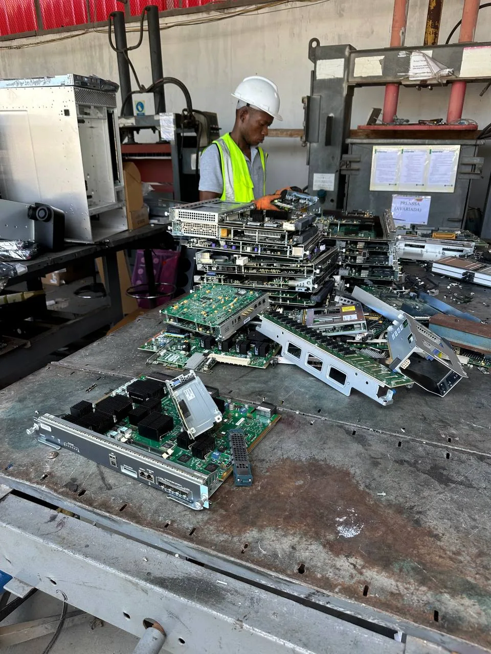 Triagem e desmontagem de equipamentos electrónicos
